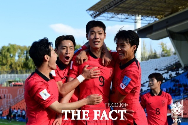 장신 공격수 이영준(9번)이 2-0을 만드는 추가골을 넣고 동료들과 함께 기뻐하고 있다. /대한축구협회