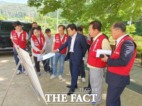 지난 20일 박형수 국회의원과 박현국 봉화군수 및 관계자들이 봉화군 신규 양수발전소 유치계획에 대해 논의하고 있다/봉화군