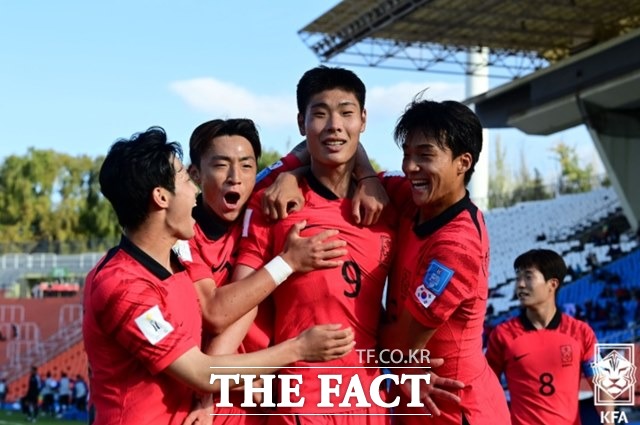 김은중호의 이영준(왼쪽 3번째)이 23일 프랑스와 2023 FIFA(국제축구연맹) U-20 월드컵 조별리그 F조 1차전에서후반 결승골을 터뜨린 뒤 동료들과 함께 기뻐하고 있다./멘도사(아르헨티나)=KFA