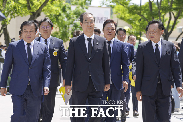 한덕수 국무총리(가운데)와 이진복 정무수석이 노무현 전 대통령 서거 14주기 추도식에 참석하고 있다.