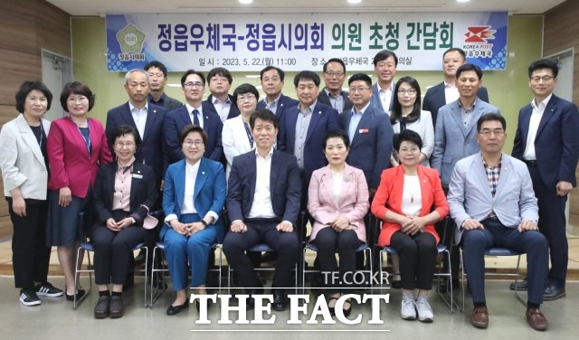 정영한 정읍우체국장은 “정읍우체국은 지역경제 활성화를 위해 최선을 다하고 있으며 앞으로도 우체국 쇼핑몰을 통해 농가소득 증대를 위한 판로확보에 적극적으로 나서겠다”라고 밝혔다. / 정읍시의회