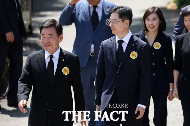 김진표 국회의장(왼쪽)과 김경수 전 경남지사가 추도식에 참석하고 있다.