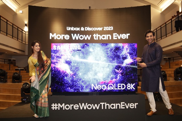 삼성전자 모델이 지난 4일(현지시각) 인도 방갈로르 삼성 오페라 하우스에서 열린 2023년 네오 QLED 제품 공개 행사에서 다양한 삼성 TV 신제품들을 선보이고 있다. /삼성전자