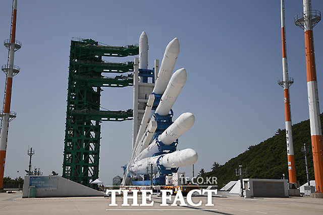 한국형 발사체 누리호가 3차 발사를 하루 앞둔 23일 오전 전남 고흥군 나로우주센터 발사대에서 기립하고 있다. /한국항공우주연구원