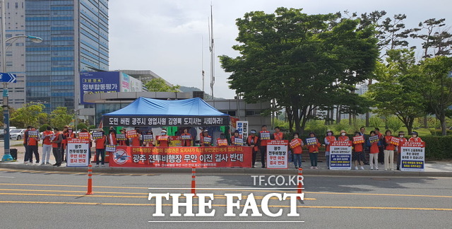 전남도청 정문 옆에서 천막 농성 중인 광주 전투비행장 무안 이전 반대 범군민대책위원회 무안군 주민들./무안=홍정열 기자