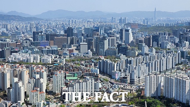 직방에 따르면 지난 21일 기준 서울 아파트의 하락 거래 비중은 39.51%로 조사됐다. 사진은 서울 서대문구 일대 아파트단지로 기사의 특정 사실과 무관하다. /더팩트 DB