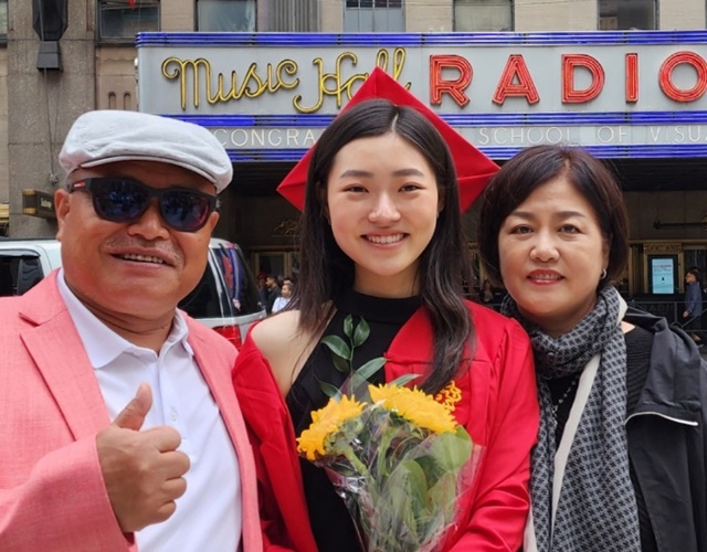 가수 김흥국이 딸 김주현의 미국 대학 졸업식장에서 감격과 기쁨의 눈물을 흘렸다. 그는 주현이가 미국에서 공부하는 동안 기러기 아빠로 오랜 시간 보낸 만큼 이 졸업장의 의미가 남다르다고 소감을 밝혔다. /에이엠지글로벌