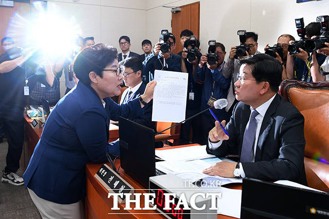 24일 노란봉투법의 본회의 직회부가 결정됐다. 더불어민주당과 정의당은 법사위 회부 90일이 경과됐음에도 논의 결과가 없다면서 직회부 필요성을 설명했다. 환경노동위원회 여당 간사인 임이자 국민의힘 의원(왼쪽)이 24일 국회에서 열린 환노위 전체회의에서 노란봉투법 본회의 직회부 요구건에 대해 전해철 환경노동위원장에게 항의하고 있다. /남용희 기자