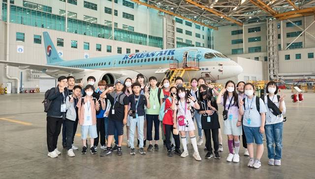 대한항공이 서울 강서구 지역 어린이들을 초청해 대한항공 본사와 국립항공박물관 견학 행사를 가졌다. /대한항공
