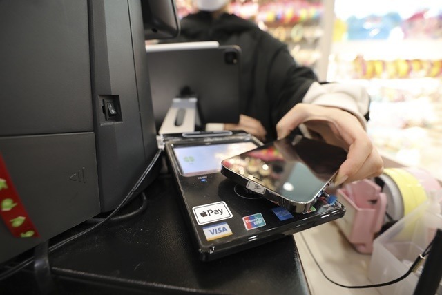 신용카드 플랫폼 카드고릴라가 간편결제 서비스 유료화 시 사용 의향에 대한 소비자 설문조사 결과를 24일 발표했다. /뉴시스
