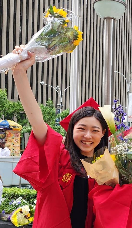 김주현 양은 미국 뉴욕 SVA에서 사진, 영상, 편집을 전공했다. 아빠 김흥국은 졸업장을 받는 순간 너무 좋아서 집사람 딸 가족 모두 얼싸안고 감동의 눈물을 흘렸다고 말했다. /에이엠지글로벌