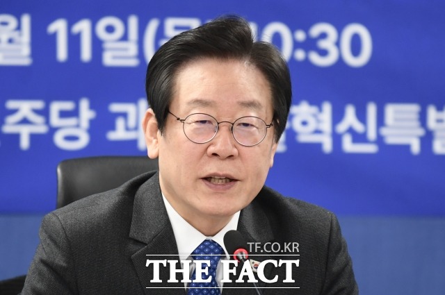 이재명 더불어민주당 대표는 24일 정부·여당이 야간 집회(오전 0시부터 오전 6시까지)를 금지하는 등의 내용으로 집회 및 시위에 관한 법률(집시법) 개정을 추진하는 것을 두고 헌법 정신에 어긋나는 명백한 위헌적 발상이라고 비판했다. /이새롬 기자