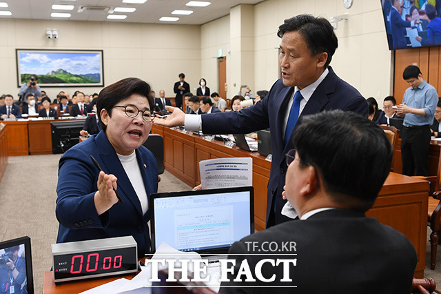 더불어민주당 간사 김영진 의원(가운데)과 전해철 위원장에게 항의하는 임 의원.