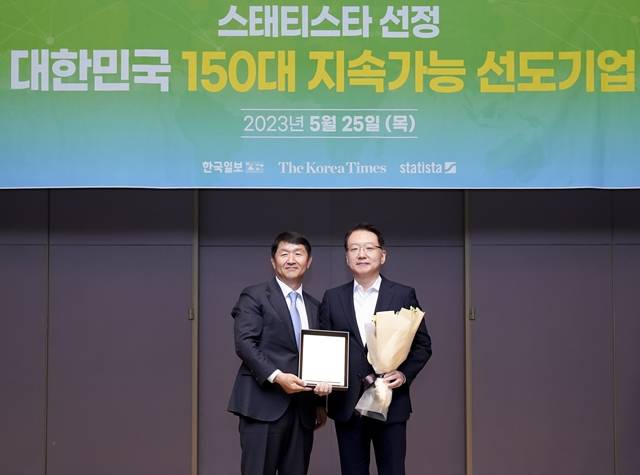 이주한 효성 커뮤니케이션실 상무(오른쪽)와 오영진 코리아타임스 대표가 25일 서울 중구 한국프레스센터에서 열린 2023년 대한민국 150대 지속가능 선도기업 시상식에서 기념 촬영을 하고 있다. /효성
