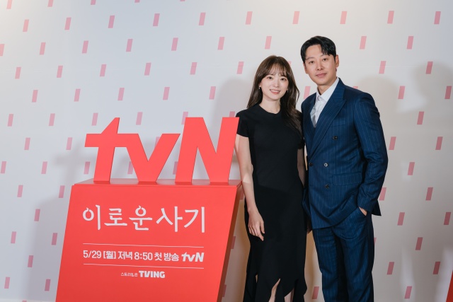 배우 천우희와 김동욱이 이로운 사기로 첫 호흡을 맞추며 극과 극 케미를 예고했다. /tvN 제공