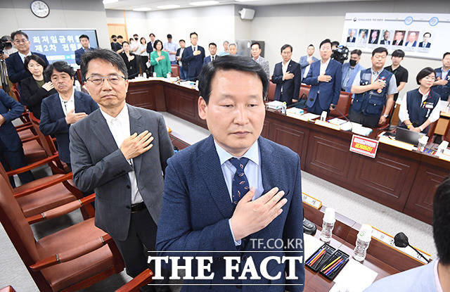 박준식 위원장과 위원들이 회의 시작에 앞서 국민의례를 하고 있다.
