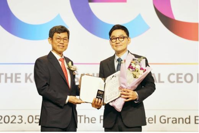 한국음악저작권협회 추가열 회장(오른쪽)이 한국의 영향력 있는 CEO에 선정됐다. /한국음악저작권협회 제공