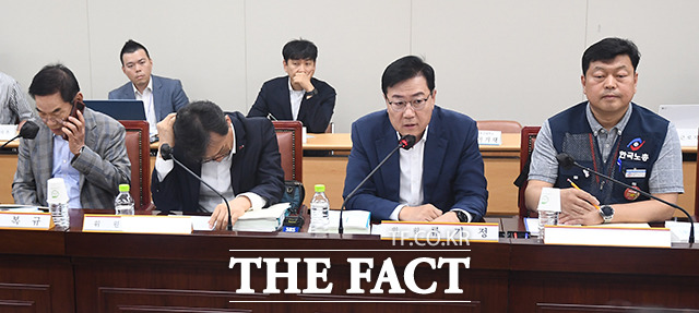 류기정 한국경영자총협회 전무(왼쪽에서 세 번째)가 모두발언을 하고 있다.