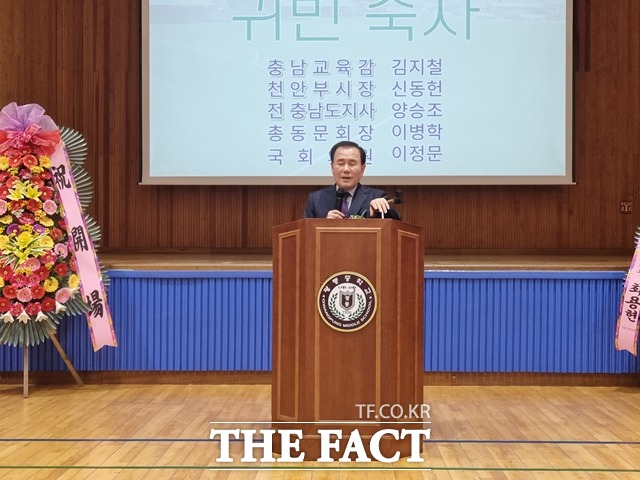 광풍중학교가 지난 24일 ‘광풍중학교 인조잔디운동장 개장식’을 가졌다. 김지철 충남교육감의 축사 모습. / 천안=김경동 기자