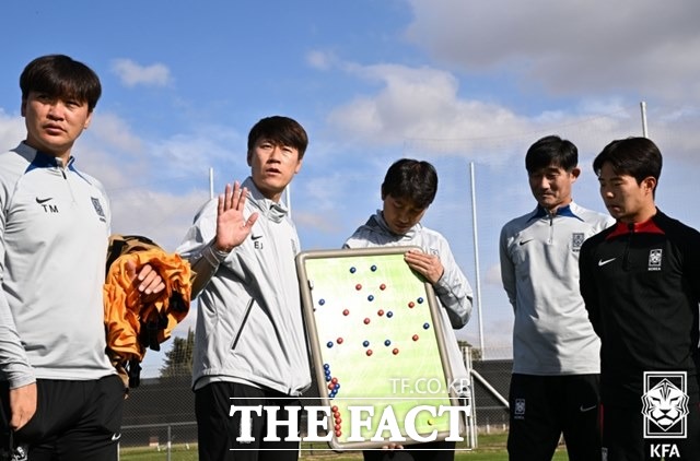 온두라스전을 앞두고 선수들에게 필승 전략을 설명하고 있는 김은중 감독(왼쪽 두 번째)./멘도사=KFA