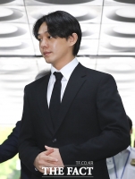  구속 면한 유아인, 시민이 던진 커피병 맞고 '불쾌한 표정'