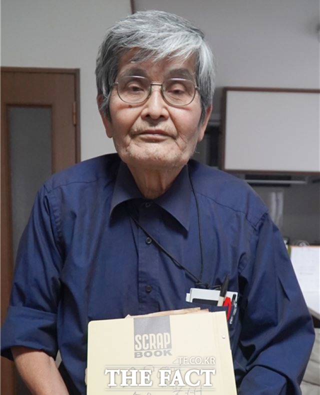 80년 5.18 당시 관련 기사들이 실린 일본 신문 180점을 진상규명조사위에 기증한 일본 수집가 고이데 유타카씨. /진상규명조사위