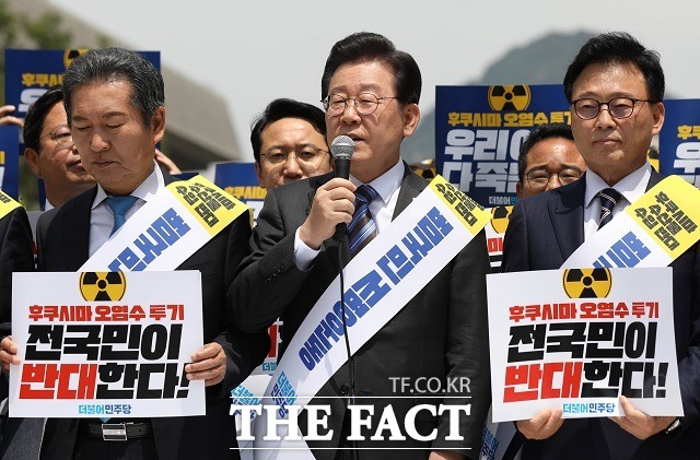 민주당은 일본 후쿠시마 원전 오염수 해양 투기 및 수산물 수입 반대 서명운동을 펼치면서 장외 여론전을 시작했다. /뉴시스