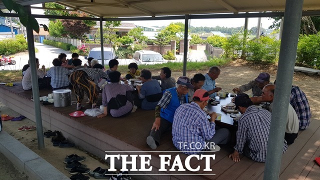 익산의 한 농촌마을에서 어르신들이 공동급식을 즐기고 있다. /익산시
