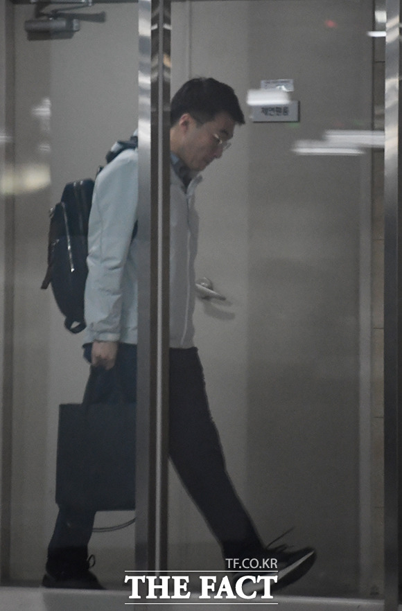 24일 오후 자택으로 들어서는 김남국 의원. /안산=배정한 기자