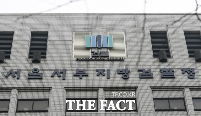 윤석열 대통령을 풍자하는 포스터를 집무실 인근에 붙인 혐의를 받는 작가가 약식기소됐다. /더팩트DB