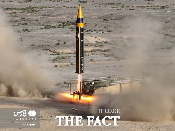 사거리 2000km의 이란 탄도미사일 칼리바르가 발사되고 있다. /파르스뉴스