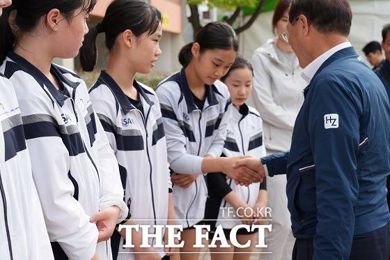 부산시교육청은 하윤수 교육감이 울산에서 열리는 ‘제52회 전국소년체육대회’에 참가한 부산 선수단과 지도교사를 찾아가 격려와 응원을 했다고 26일 밝혔다./부산시교육청