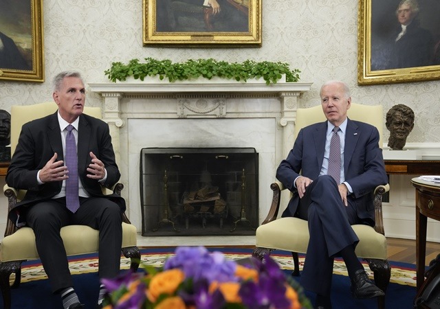 조 바이든(오른쪽) 미국 대통령과 케빈 매카시 하원의장이 지난 22일(현지시각) 백악관 집무실에서 연방정부 부채한도를 논의하고 있다. /AP.뉴시스