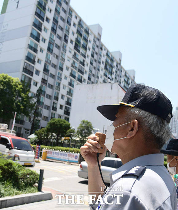 지난 3월 31일부로 해고된 이길재 경비대장이 25일 오후 서울 강남구 대치동 A아파트 앞에서 관리소장의 해임을 촉구하며 주민들에게 호소하고 있다.