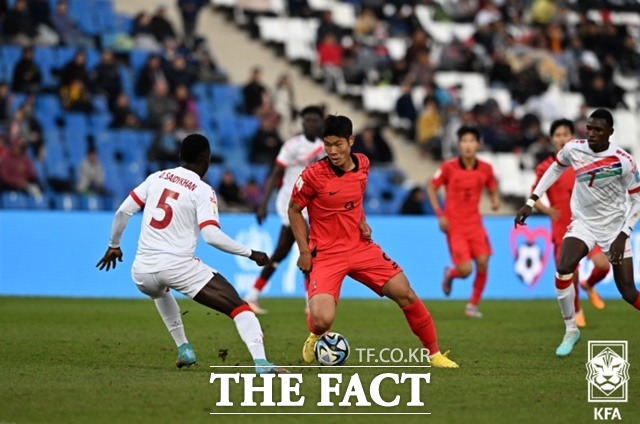 한국의 김영준(가운데)이 29일 감비아와 2023 U-20 월드컵 F조 최종전에서 볼을 다투고 있다./멘도사(아르헨티나)=KFA