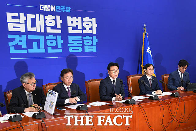 발언하는 박 원내대표(가운데).