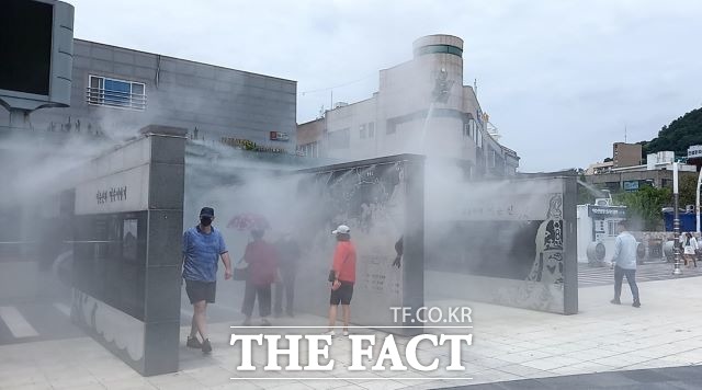 전남 여수시가 여름철 폭염에 대비해 설치한 쿨링포그 가동 모습. /여수시