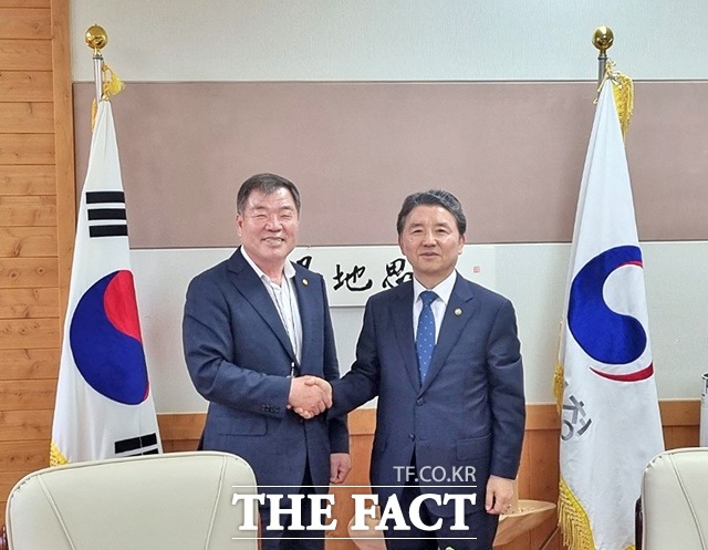 이승화 산청군수(왼쪽)가 남성현 산림청장과 만나 산림분야 사업의 원활한 추진을 위한 국비 지원을 건의했다./산청군