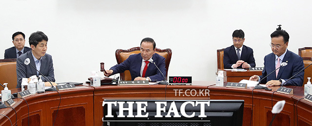 지난달 4월 20일 국회 정보위 전체회의에서 박덕흠 정보위원장이 의사봉을 두드리는 모습. /남용희 기자