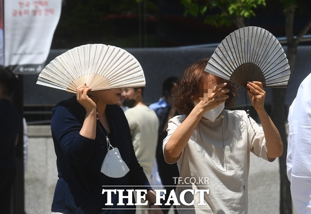 금요일인 2일 낮 최고기온이 31도까지 치솟으며 무더운 날씨를 보이겠다. /이동률 기자