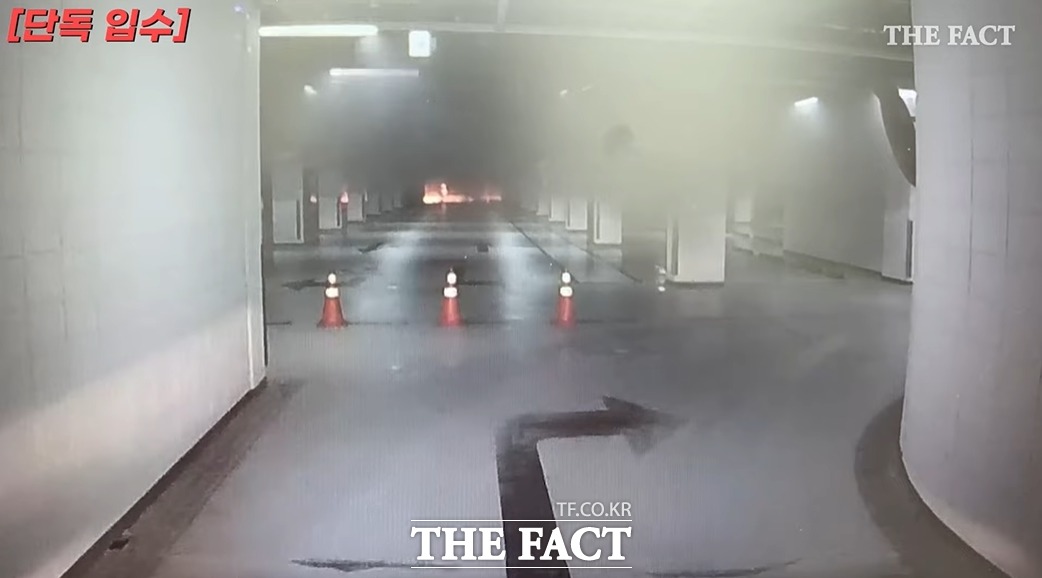 <더팩트>가 단독 입수한 현대아울렛 대전점 화재 당시 차량 블랙박스 영상.