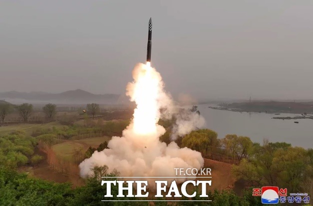 북한의 대륙간탄도미사일 화성-18일이 발사되고 있다.북한의 수많은 무기실험은 중국의 일관된 지원 때문에 가능했다고 미국 재무부 차관보가 밝혔다. /조선중앙통신