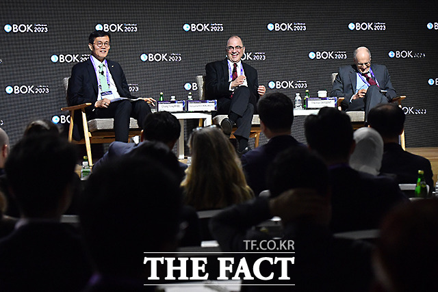 이창용 한국은행 총재, 나라야나 코처라코타 교수, 토마스 사전트 교수(왼쪽부터)가 대담을 갖고 있다.