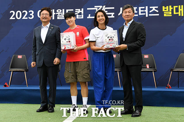 기념 촬영하는 박보균 문화체육부장관과 이금민, 배우 박선영, 정몽규 대한축구협회장(왼쪽부터).