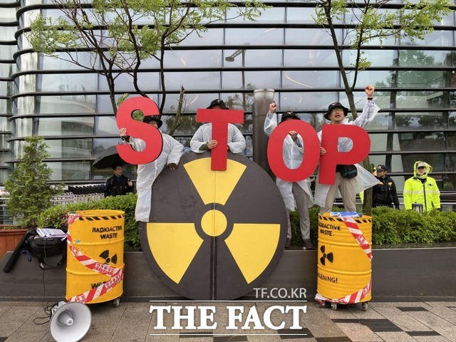 환경보건시민센터 등 시민사회단체 회원들이 지난달 6일 오후 서울 종로구 주한일본대사관 앞에서 후쿠시마 원전 오염수 해양투기 반대 기자회견을 하고 있다./ 뉴시스