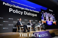  '2023 BOK 국제컨퍼런스' 정책 대담 갖는 이창용 한은 총재 [TF사진관]