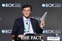  '2023 BOK 국제컨퍼런스'에서 대담하는 이창용 한국은행 총재 [포토]