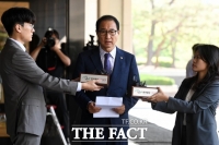  검찰 조사 받아서 증거인멸 우려?…이성만 구속영장 논란