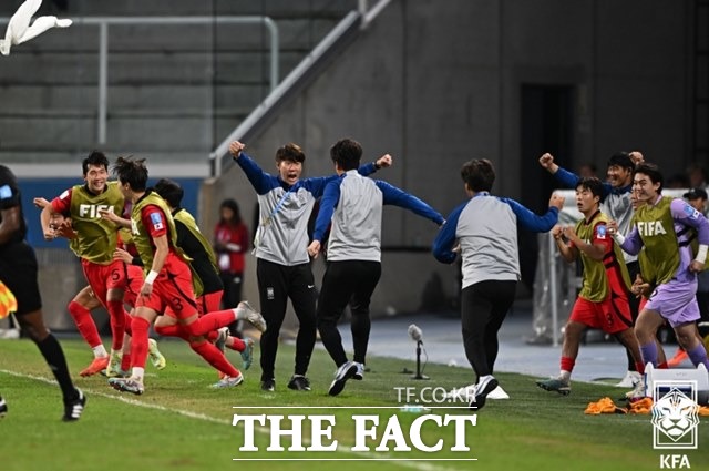 김은중 감독을 비롯한 코칭스태프와 선수들이 2일 남미의 복병 에콰도르를 3-2로 꺾고 8강 진출이 확정된 순간, 환호하고 있다./산티아고 델 에스테르(아르헨티나)=KFA
