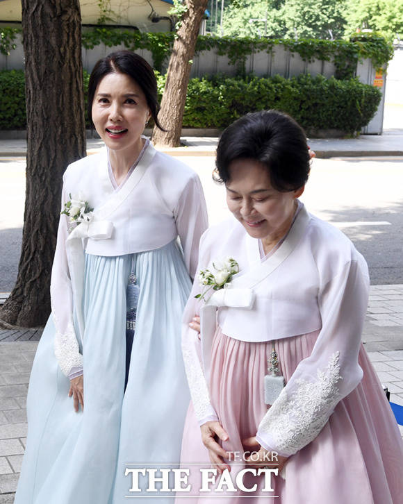 백지연 전 MBC 앵커(왼쪽)와 정몽원 HL그룹 회장 부인 홍인화 씨가 2일 오후 서울 종로구 종교교회에서 자녀들의 결혼식에 앞서 취재진에 인사하고 있다.